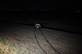 Auto raakt van de weg op Oostdijk en komt net voor sloot tot stilstand