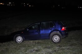 Auto raakt van de weg op Oostdijk en komt net voor sloot tot stilstand