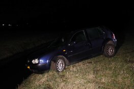 Auto raakt van de weg op Oostdijk en komt net voor sloot tot stilstand