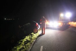 Auto raakt van de weg op Oostdijk en komt net voor sloot tot stilstand