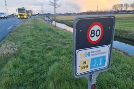 Bestelbus op de kop in de sloot na ongeval op N194