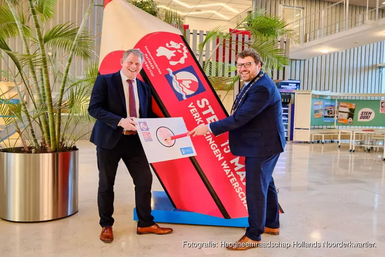 Dijkgraaf Remco Bosma en burgemeester Maarten Poorter openen bijzonder stembureau hoogheemraadschap