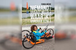 Actrice Funda Müjde vertelt over haar boek 'Niemand vraagt meer waar ik vandaan kom'