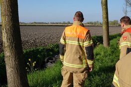 Auto ondersteboven in sloot Waarland aangetroffen