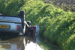 Auto ondersteboven in sloot Waarland aangetroffen