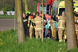Auto ondersteboven in sloot Waarland aangetroffen