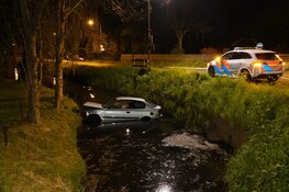 Auto te water op Verlaat, bestuurder naar ziekenhuis