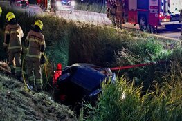 Auto te water in Oudkarspel, bestuurder gewond