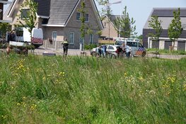 Auto rolt te water in Zuid-Scharwoude