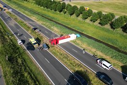 Vrachtwagen kantelt bij ongeval en verspert N242