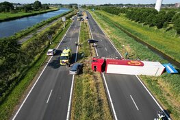 Vrachtwagen kantelt bij ongeval en verspert N242