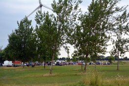 Gezellige drukte bij kofferbakmarkt Strand van Luna