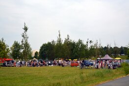 Gezellige drukte bij kofferbakmarkt Strand van Luna
