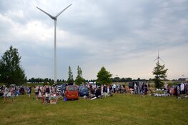 Gezellige drukte bij kofferbakmarkt Strand van Luna