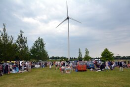 Gezellige drukte bij kofferbakmarkt Strand van Luna