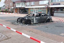 Auto compleet verwoest bij brand Raadhuisstraat Heerhugowaard