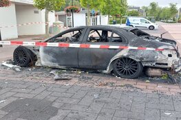 Auto compleet verwoest bij brand Raadhuisstraat Heerhugowaard