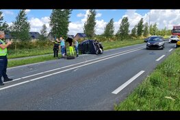 Aanrijding tussen drie auto's en een aanhanger