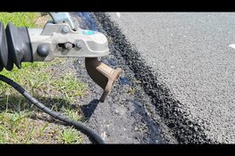 Aanrijding tussen drie auto's en een aanhanger