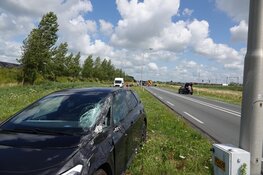 Aanrijding tussen drie auto's en een aanhanger