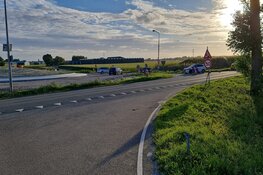 Auto eindigt in sloot na botsing op A.C. De Graafweg