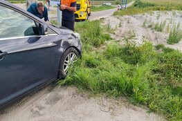 Auto eindigt in sloot na botsing op A.C. De Graafweg