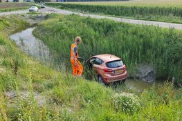 Auto eindigt in sloot na botsing op A.C. De Graafweg