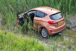 Auto eindigt in sloot na botsing op A.C. De Graafweg
