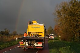 Auto raakt van de weg langs Huygendijk