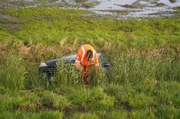 Auto raakt van de weg langs Huygendijk