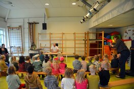 Pepernoten en speculaas: Kinderen Pater Jan Smit School genieten volop van bakkunsten Jos Rood