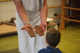 Pepernoten en speculaas: Kinderen Pater Jan Smit School genieten volop van bakkunsten Jos Rood