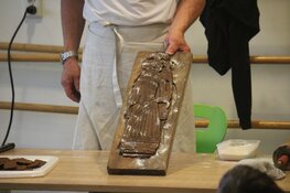 Pepernoten en speculaas: Kinderen Pater Jan Smit School genieten volop van bakkunsten Jos Rood