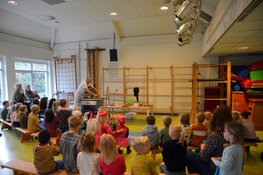 Pepernoten en speculaas: Kinderen Pater Jan Smit School genieten volop van bakkunsten Jos Rood