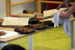 Pepernoten en speculaas: Kinderen Pater Jan Smit School genieten volop van bakkunsten Jos Rood
