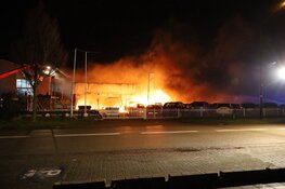 Uitslaande brand verwoest garagebedrijf in Heerhugowaard