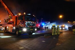Uitslaande brand verwoest garagebedrijf in Heerhugowaard