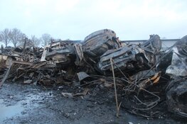 Schade na verwoestende brand in Heerhugowaard bij daglicht goed zichtbaar