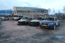 Schade na verwoestende brand in Heerhugowaard bij daglicht goed zichtbaar