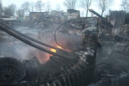 Schade na verwoestende brand in Heerhugowaard bij daglicht goed zichtbaar