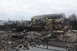 Schade na verwoestende brand in Heerhugowaard bij daglicht goed zichtbaar