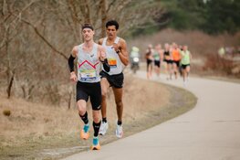 Internationale atleten gaan de strijd aan met de Nederlandse top tijdens NN Egmond Halve Marathon