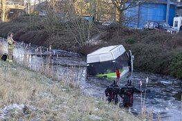 Bestelbus te water langs Edisonweg, bestuurder overleden