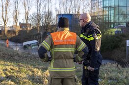 Bestelbus te water langs Edisonweg, bestuurder overleden