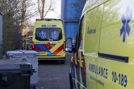 Bestelbus te water langs Edisonweg, bestuurder overleden