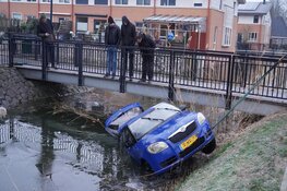 Auto rolt te water in Heerhugowaard-Zuid