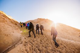 Zonnig winterweer laat deelnemers 19e editie Egmond Wandel Marathon stralen