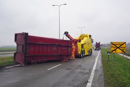 Vrachtwagen verliest container op N242 bij Alkmaar