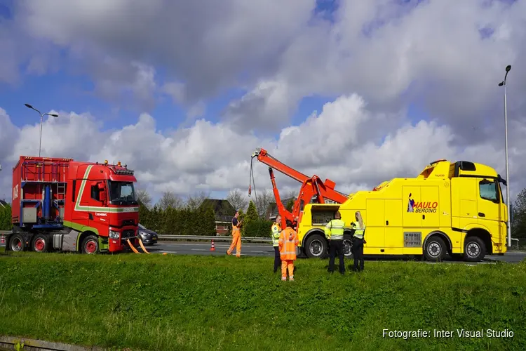 Vrachtwagen net op tijd tot stilstand in berm N242