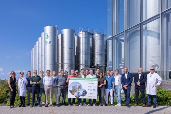 Lokaal energienet levert duurzame energie van plaatselijk azijnbedrijf aan zo'n 1.000 woningen in Stationskwartier Dijk en Waard